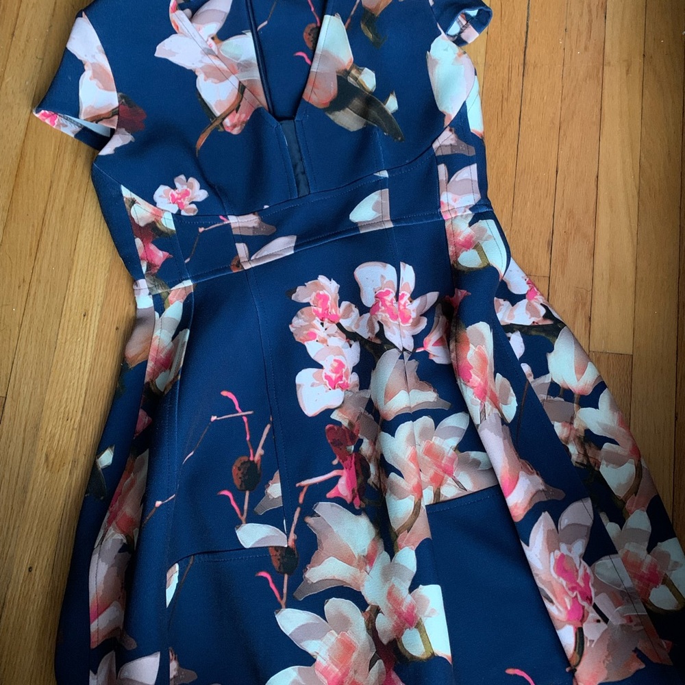 🌺 BEAUTIFUL FLORAL DRESS - Picture 3 of 11